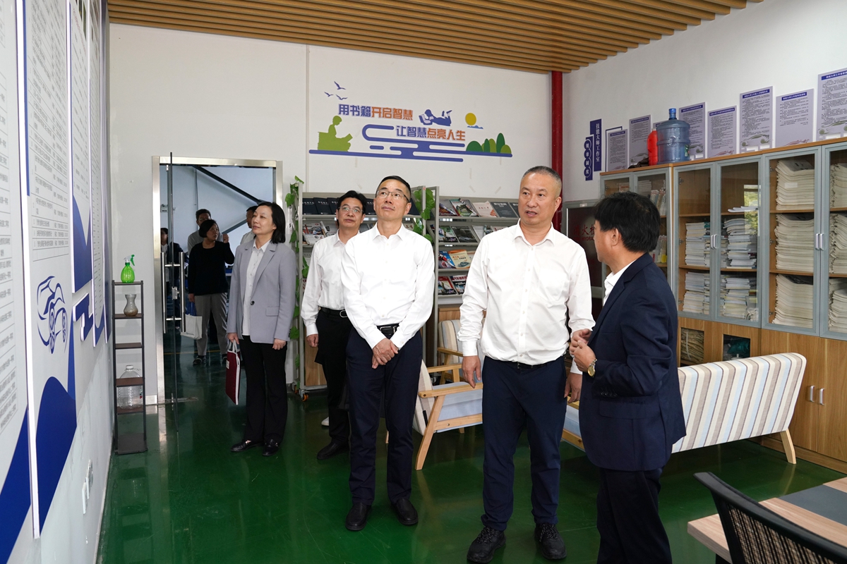 20241009市國(guó)資委黨委書(shū)記、主任陳文榮調(diào)研嘉興市交通學(xué)校，右起吳曉斌、陳文榮、柏衛(wèi)東、朱建華、李利（李阿梅 攝）.jpg