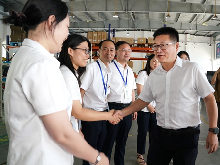 【20240906】集團(tuán)領(lǐng)導(dǎo)慰問交通學(xué)校教師，何宇健（右一）（李阿梅攝）.jpg