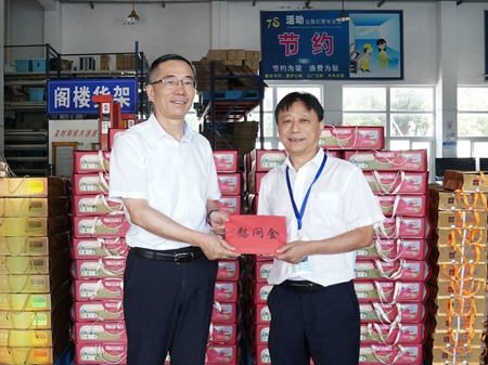 【20240906】集團(tuán)領(lǐng)導(dǎo)慰問交通學(xué)校教師，柏衛(wèi)東（左）吳曉斌（右）（李阿梅攝）.jpg